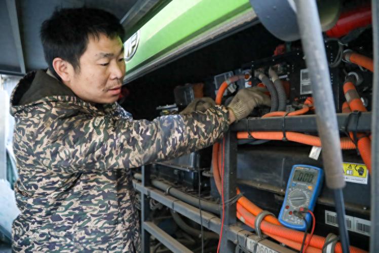 春运期间，顺昌县公交车维修工如何确保每一辆公交车安全上路？揭秘他们的日常必修课