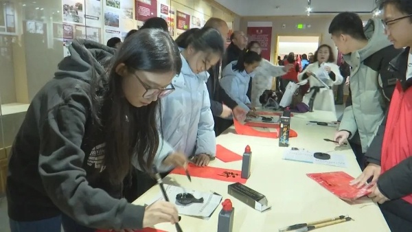 阿右旗博物馆新春活动火爆!你体验过投壶、套圈、写对联的乐趣吗? 第3张 阿右旗博物馆新春活动火爆!你体验过投壶、套圈、写对联的乐趣吗? 第3张