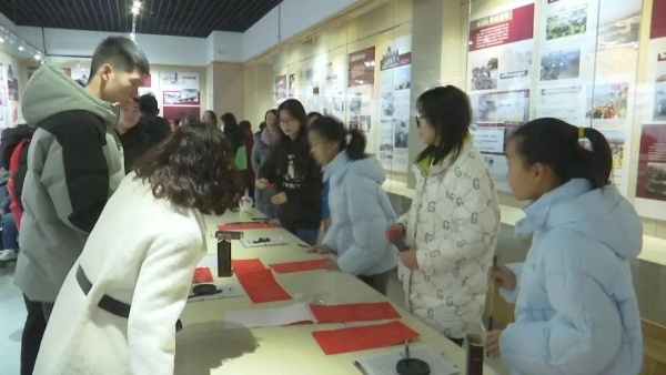 阿右旗博物馆新春活动火爆!你体验过投壶、套圈、写对联的乐趣吗? 第4张 阿右旗博物馆新春活动火爆!你体验过投壶、套圈、写对联的乐趣吗? 第4张