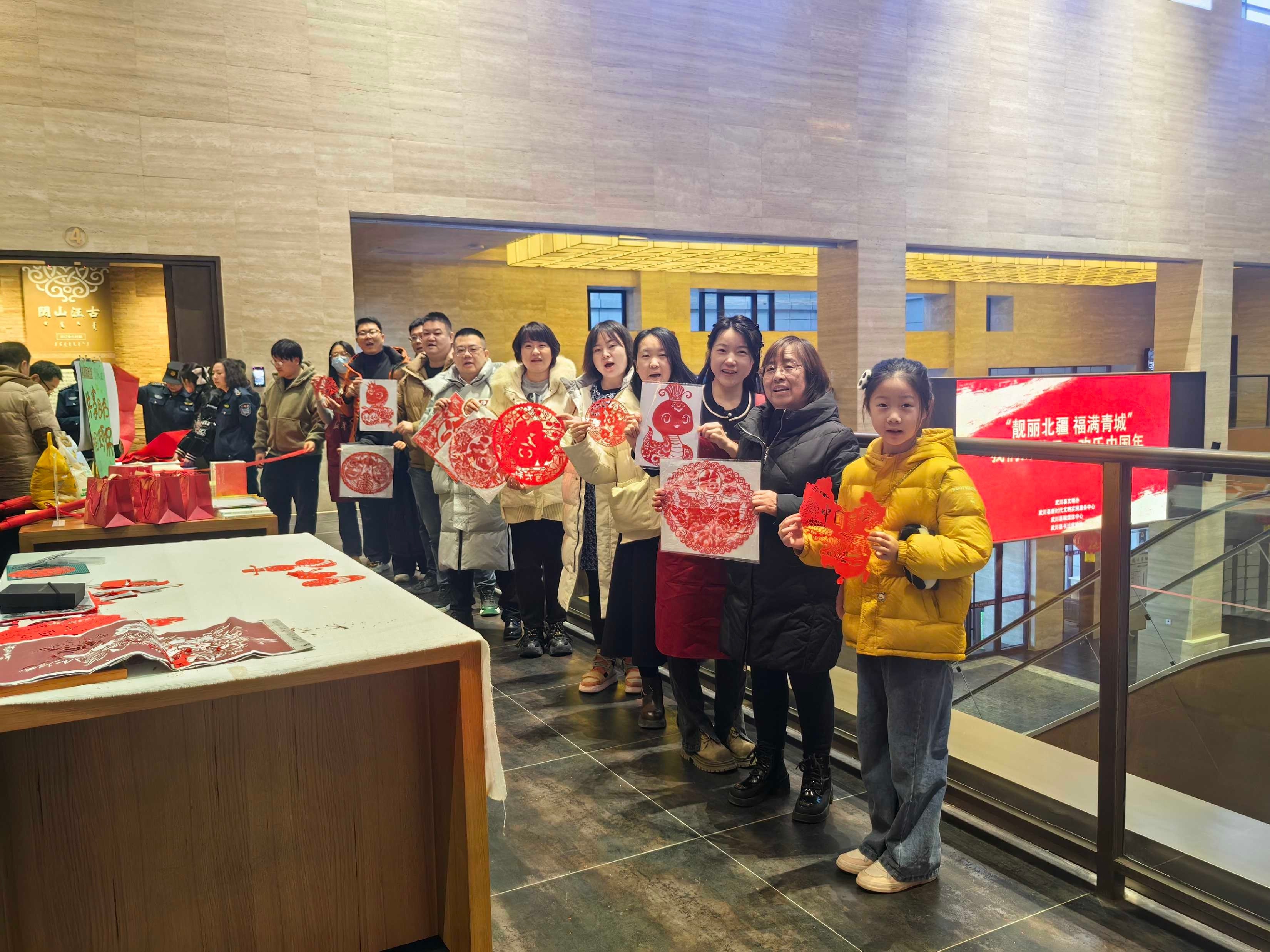 春节氛围浓厚！武川县书法家挥毫泼墨，非遗技艺传承人手指翻飞，年味十足