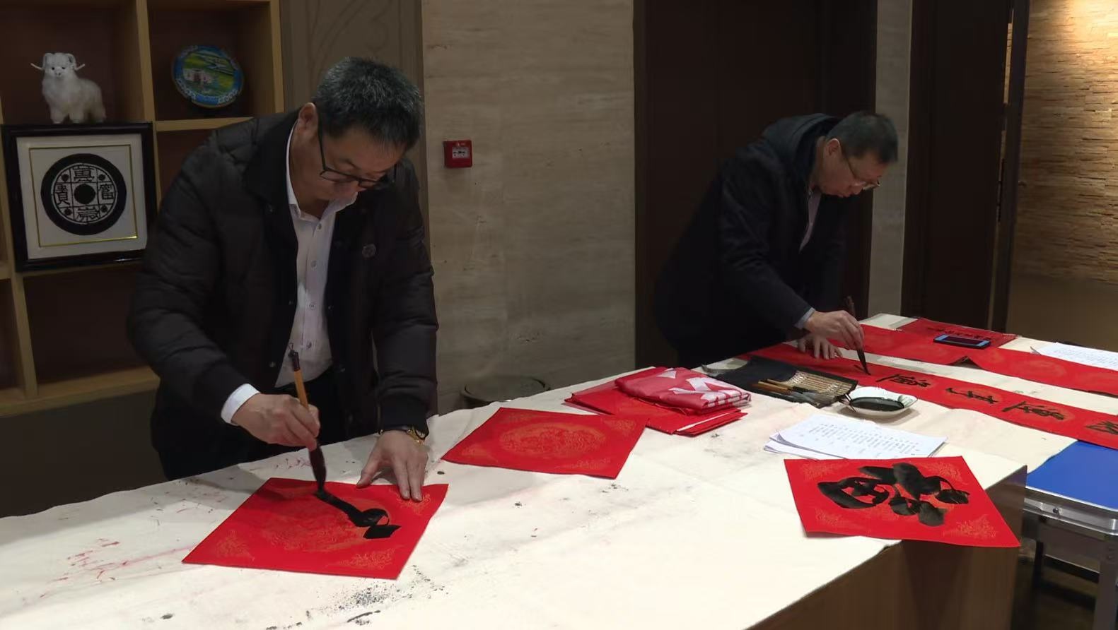 春节氛围浓厚！武川县书法家挥毫泼墨，非遗技艺传承人手指翻飞，年味十足  第2张