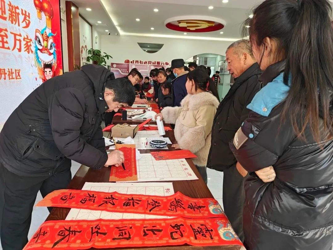 书法家挥毫泼墨，私人定制春联，你家的福字准备好了吗？  第2张