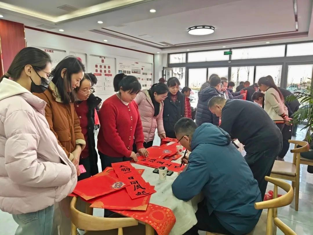 书法家挥毫泼墨，私人定制春联，你家的福字准备好了吗？  第3张