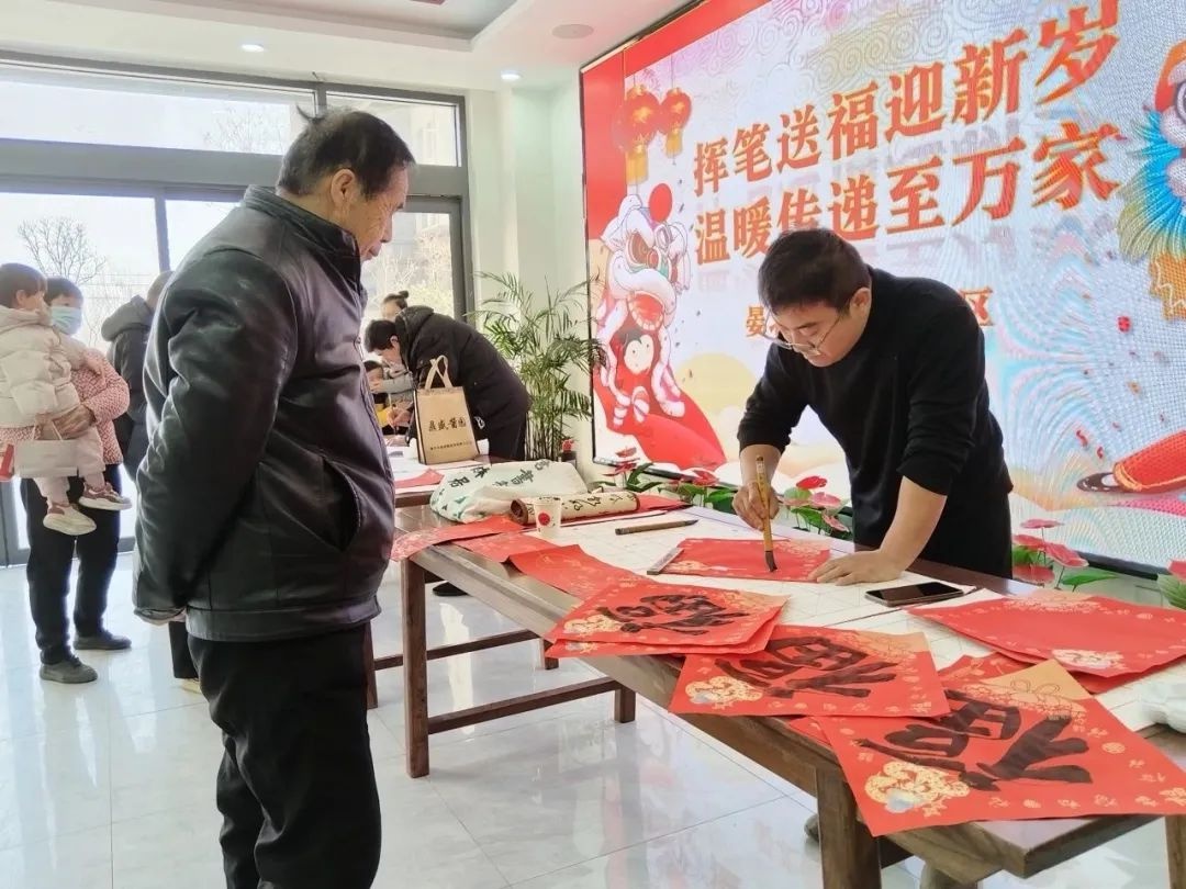 书法家挥毫泼墨，私人定制春联，你家的福字准备好了吗？  第4张