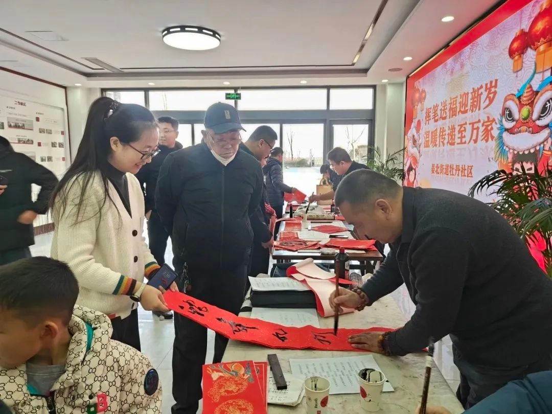 书法家挥毫泼墨，私人定制春联，你家的福字准备好了吗？  第5张