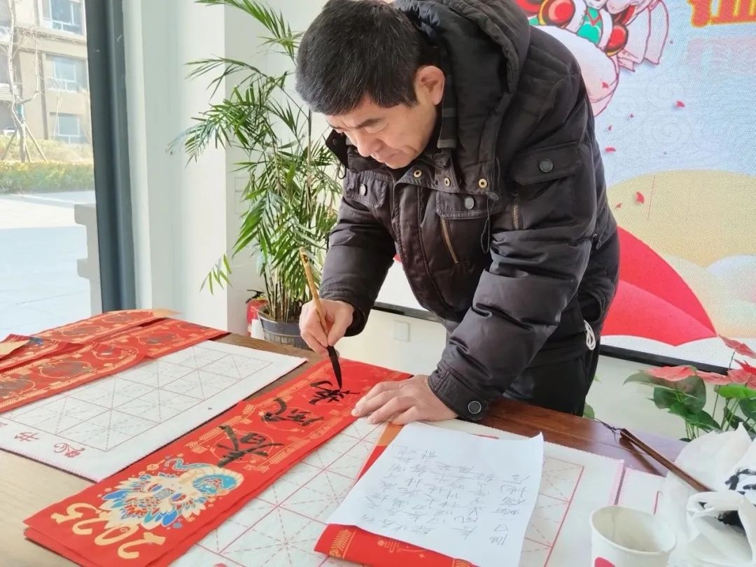书法家挥毫泼墨，私人定制春联，你家的福字准备好了吗？  第6张