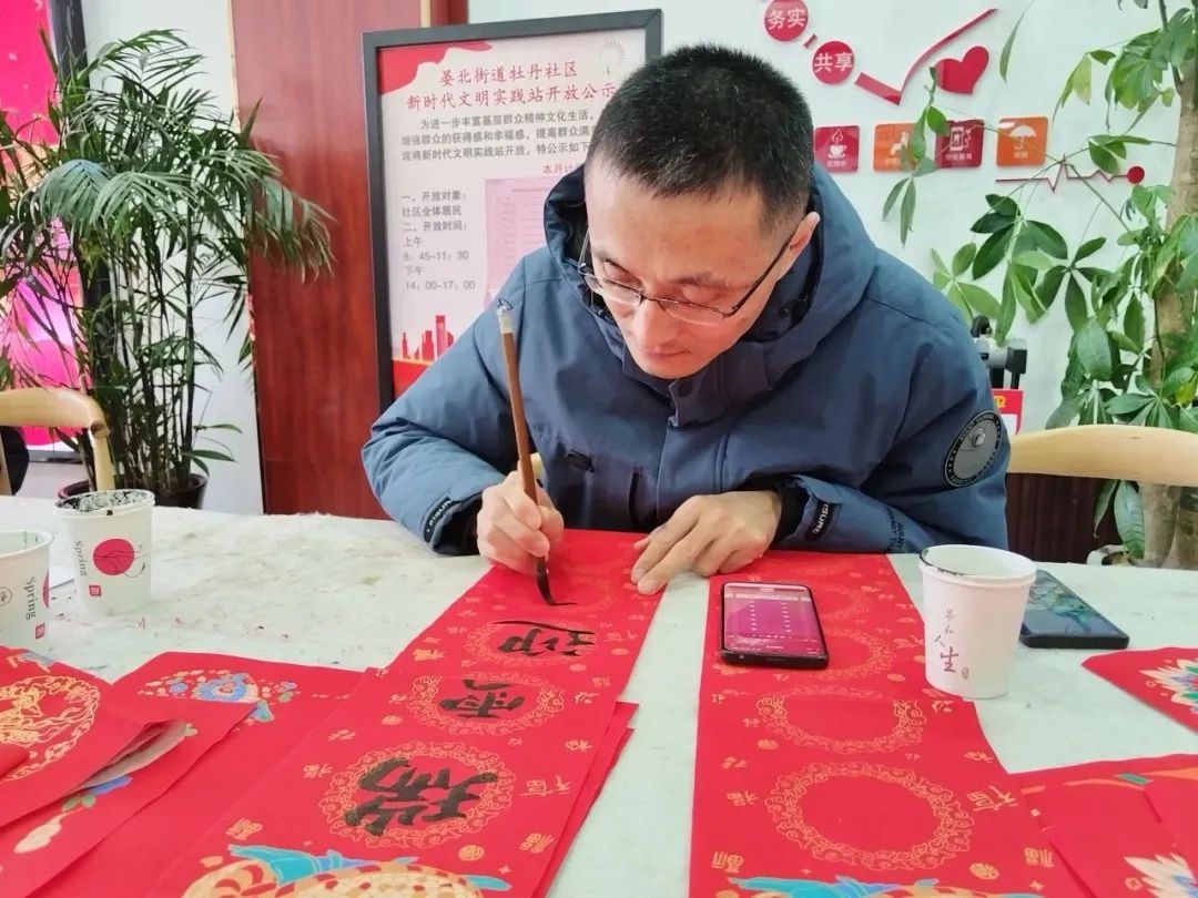 书法家挥毫泼墨，私人定制春联，你家的福字准备好了吗？  第7张