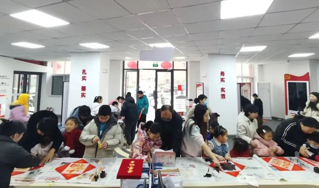 书法家挥毫泼墨，私人定制春联，你家的福字准备好了吗？  第10张