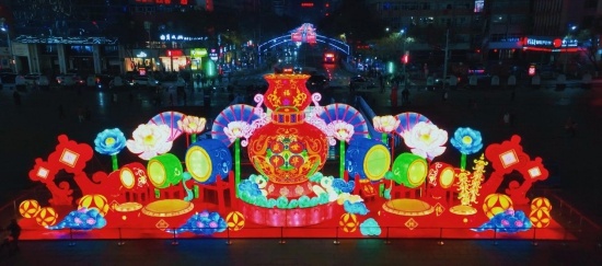 兰州市城关区新春灯会惊艳亮相，450个灯笼点亮百年铁桥，你见过这样的夜景吗？  第2张