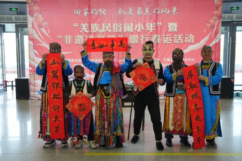 小年归乡路，非遗盛宴引爆宁强南高铁站！你见过如此惊艳的羌绣表演吗？  第2张