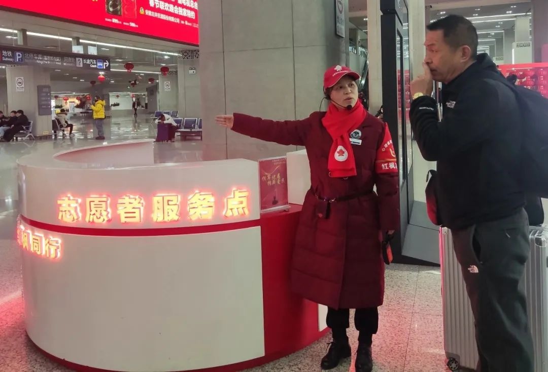 大学生志愿者全程护送视障旅客，他们的暖心举动感动了谁？  第1张