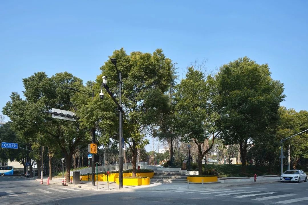 虹口区新添3900平方米绿色休闲空间！黄山路口袋公园开放，你打卡了吗？  第2张