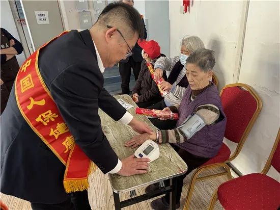 2025年新春，人保健康如何让鞍山老年人感受到温暖与关爱？