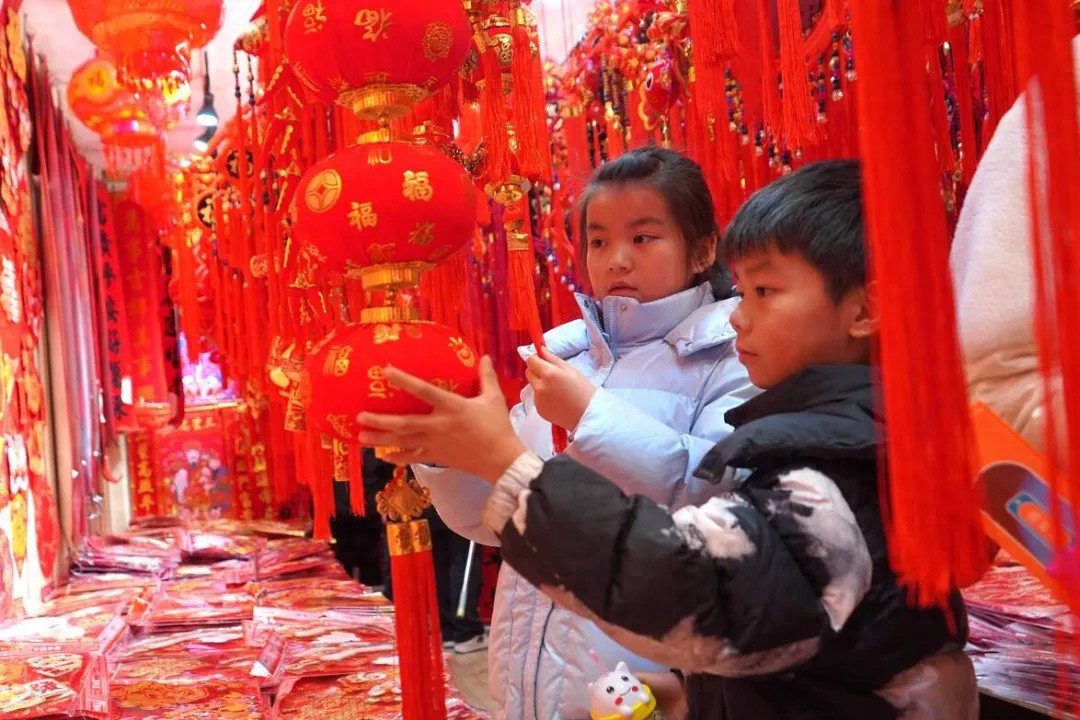 春节将至，陆良县年货市场为何如此火爆？市民们都在抢购什么？