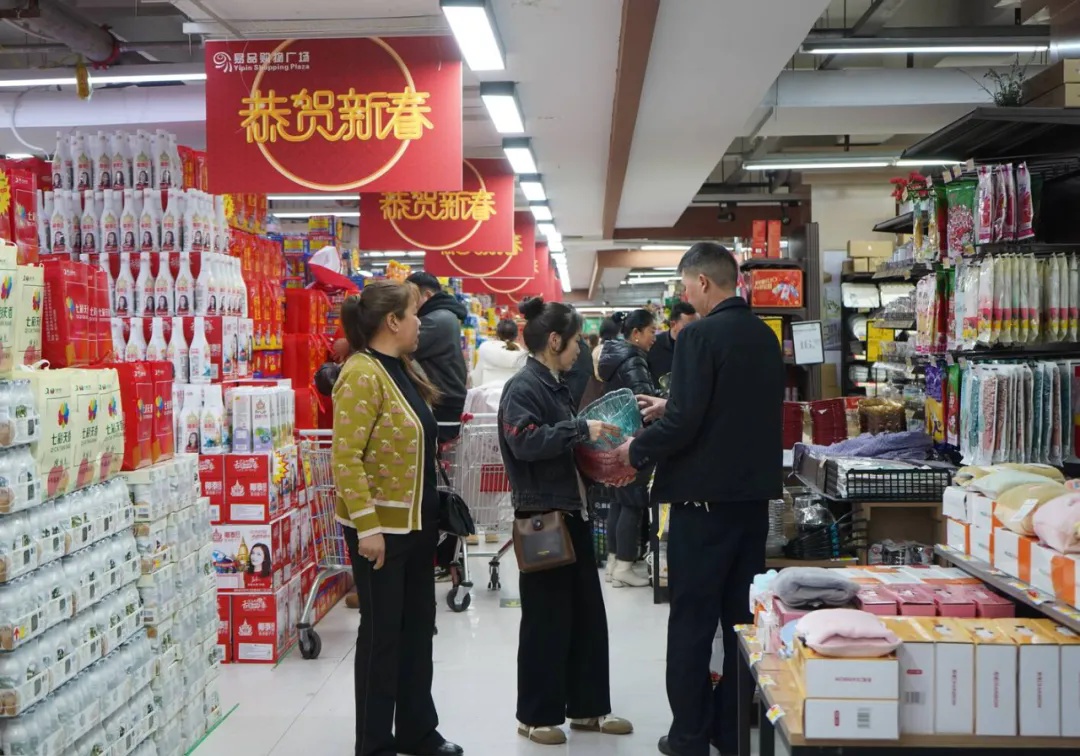 春节将至，陆良县年货市场为何如此火爆？市民们都在抢购什么？  第3张