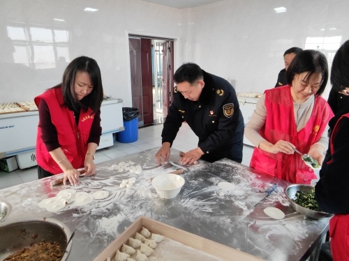 春节坚守岗位的交通执法人员，竟收到了这样的暖心礼物  第2张