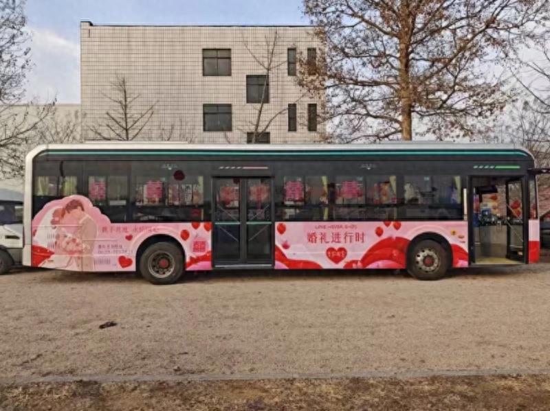 日照公交婚车惊艳亮相！521连理巴士如何成为新人幸福见证？