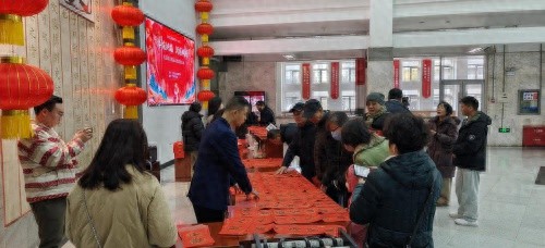 今年春节，兰州市图书馆为何提前一小时排起长龙？揭秘送春联活动的独特魅力  第1张