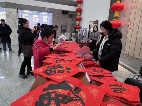 今年春节，兰州市图书馆为何提前一小时排起长龙？揭秘送春联活动的独特魅力  第2张