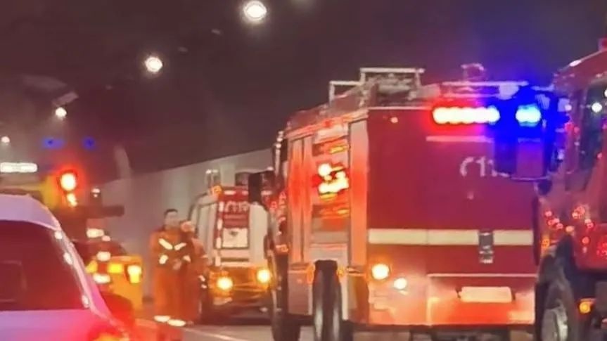 G40沪陕高速隧道内两车起火，浓烟滚滚！消防紧急扑救，事故背后隐藏了什么？  第2张
