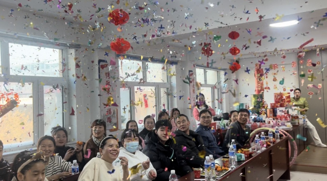 蛇年新春联欢会，百余名居民欢聚一堂，你准备好迎接这份浓浓的年味了吗？  第9张