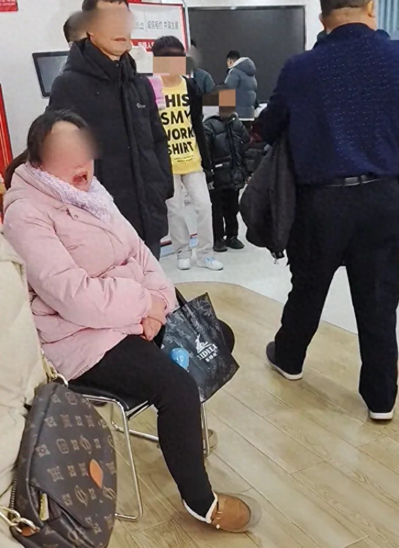 80万存款不翼而飞！女子银行哭诉真相究竟如何？