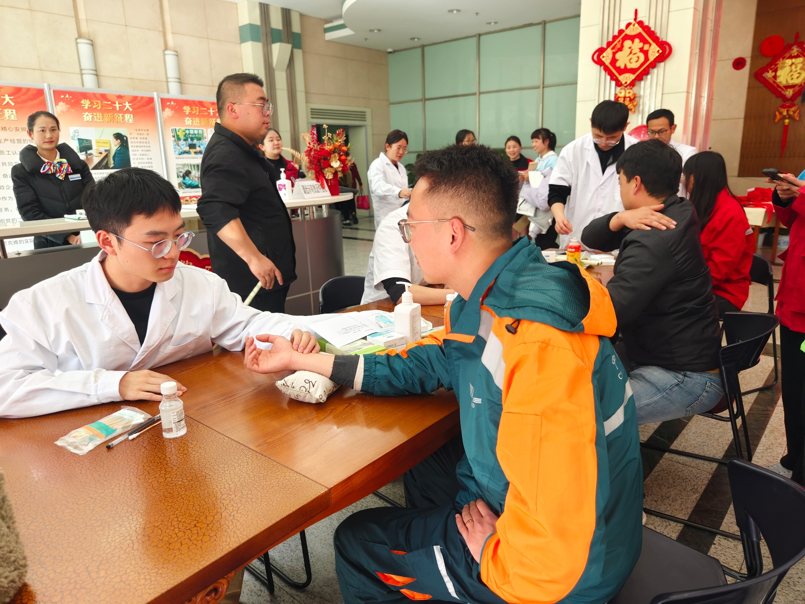 快递员春节坚守岗位，他们最需要的是什么？心理、法律、健康服务全送上  第2张