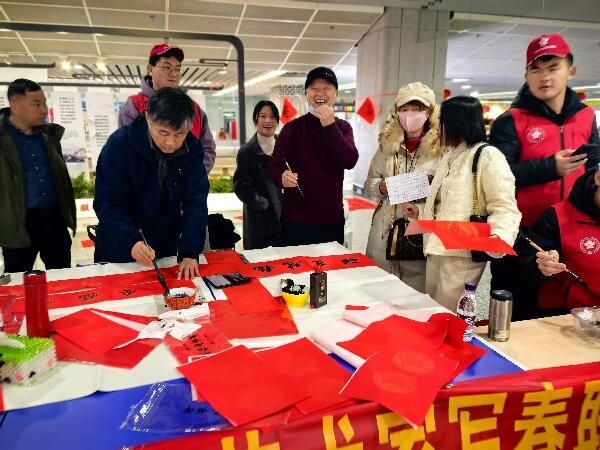 2025春运首日，合肥南站为何墨香四溢？春联送祝福温暖回家路  第2张