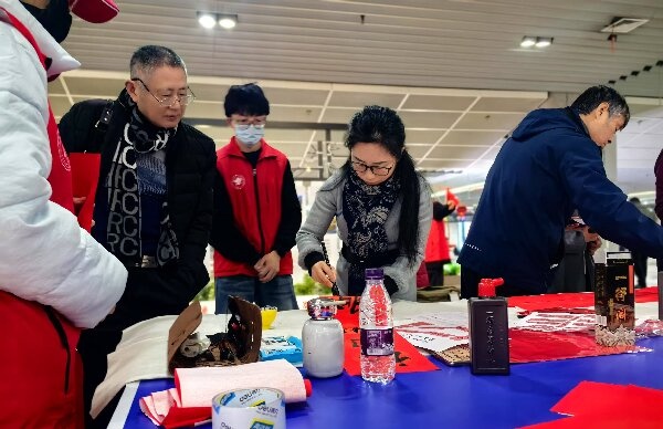 2025春运首日，合肥南站为何墨香四溢？春联送祝福温暖回家路  第3张