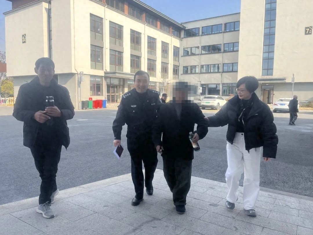 92岁拾荒老人终于落户安置！他的坎坷人生背后藏着怎样的故事？  第1张
