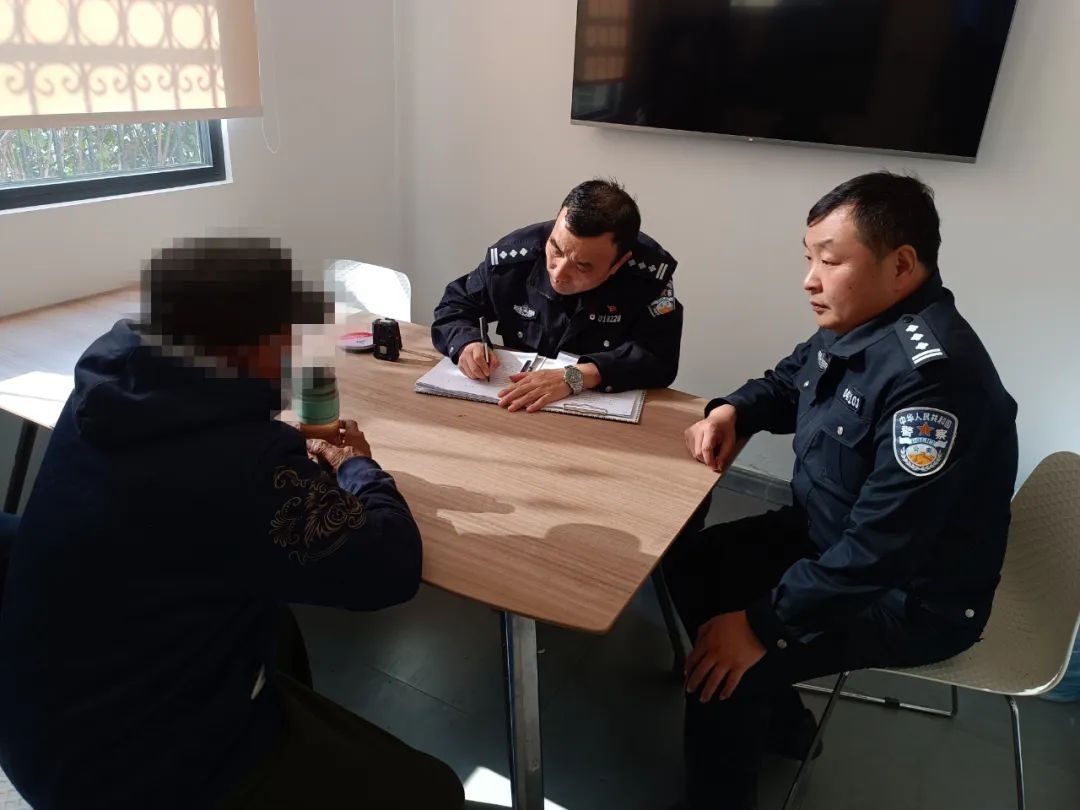 92岁拾荒老人终于落户安置！他的坎坷人生背后藏着怎样的故事？  第2张