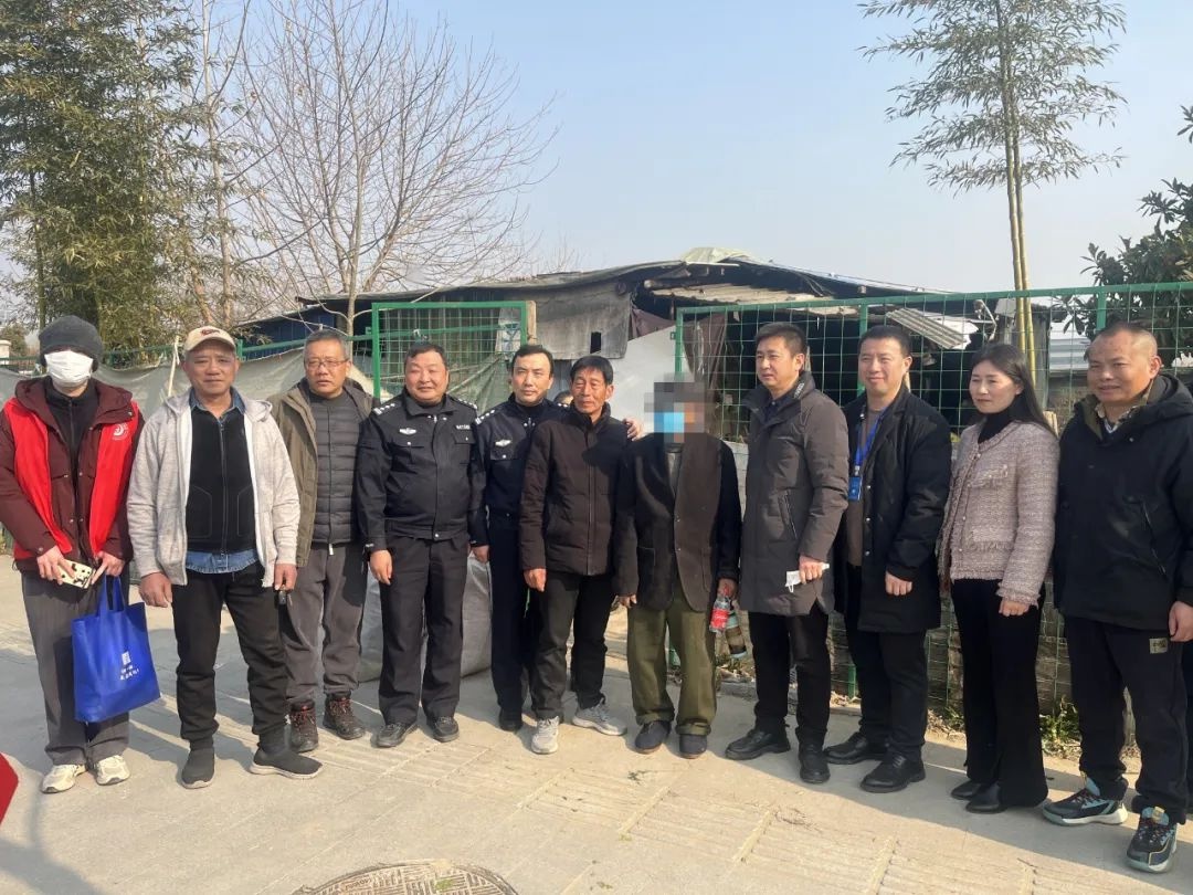 92岁拾荒老人终于落户安置！他的坎坷人生背后藏着怎样的故事？  第3张
