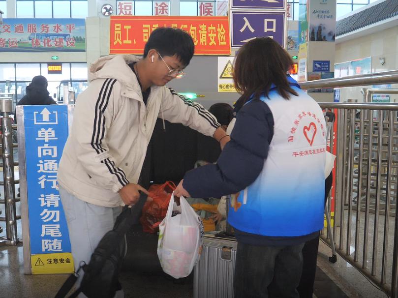 100余名青年志愿者暖冬行动，春运路上他们做了什么？