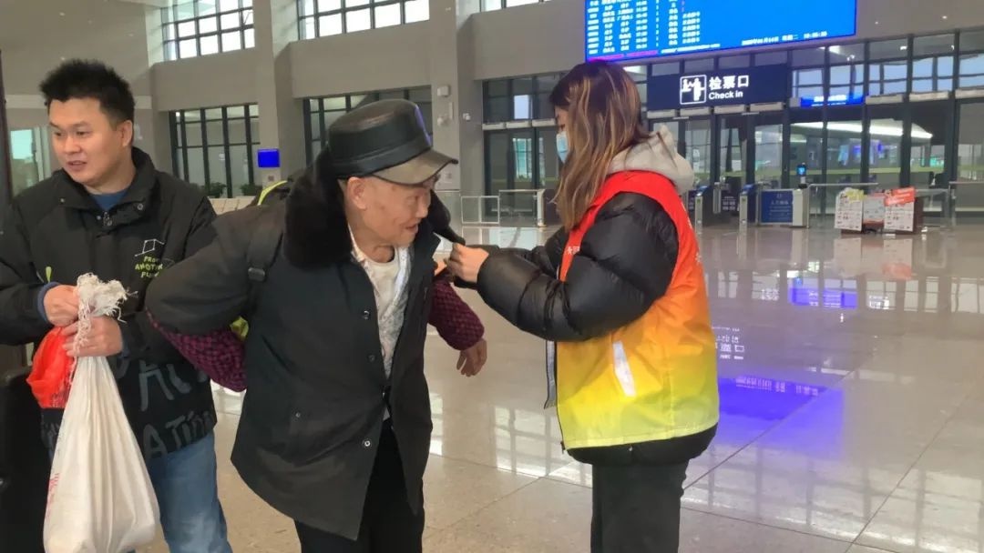 100余名青年志愿者暖冬行动，春运路上他们做了什么？  第3张