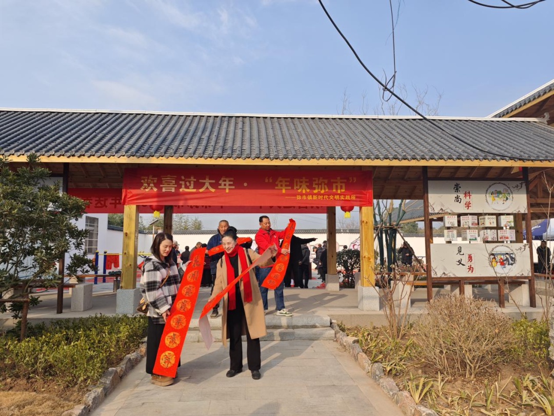 弥市镇2025年送春联下乡活动，书法爱好者们如何用笔墨传递新春祝福？  第1张