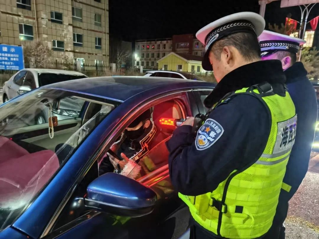 春运出行安全大揭秘！都兰县交警如何确保你的平安回家？  第1张