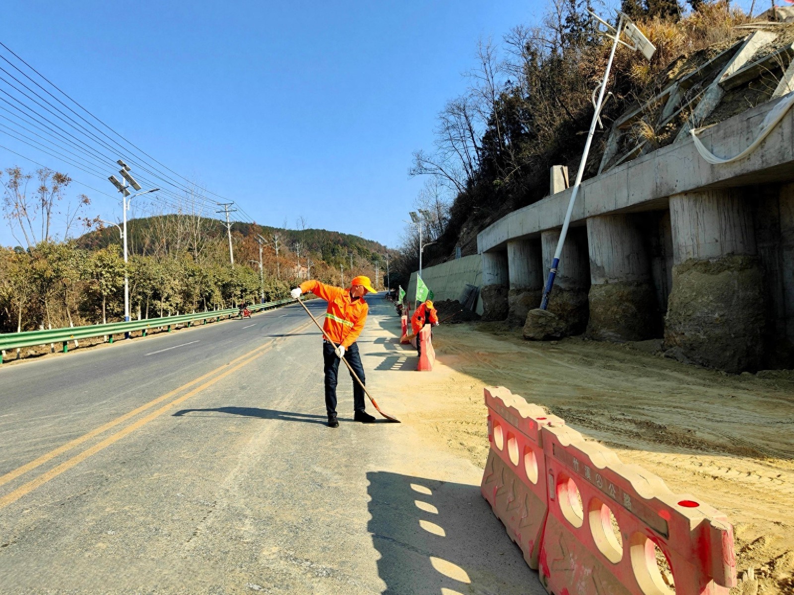 春运大幕拉开，县公路养护中心如何确保15处易结冰路段安全畅通？