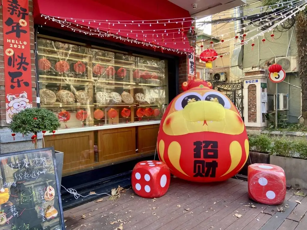 上海愚园路新年装饰惊艳亮相！你准备好迎接这场视觉盛宴了吗？