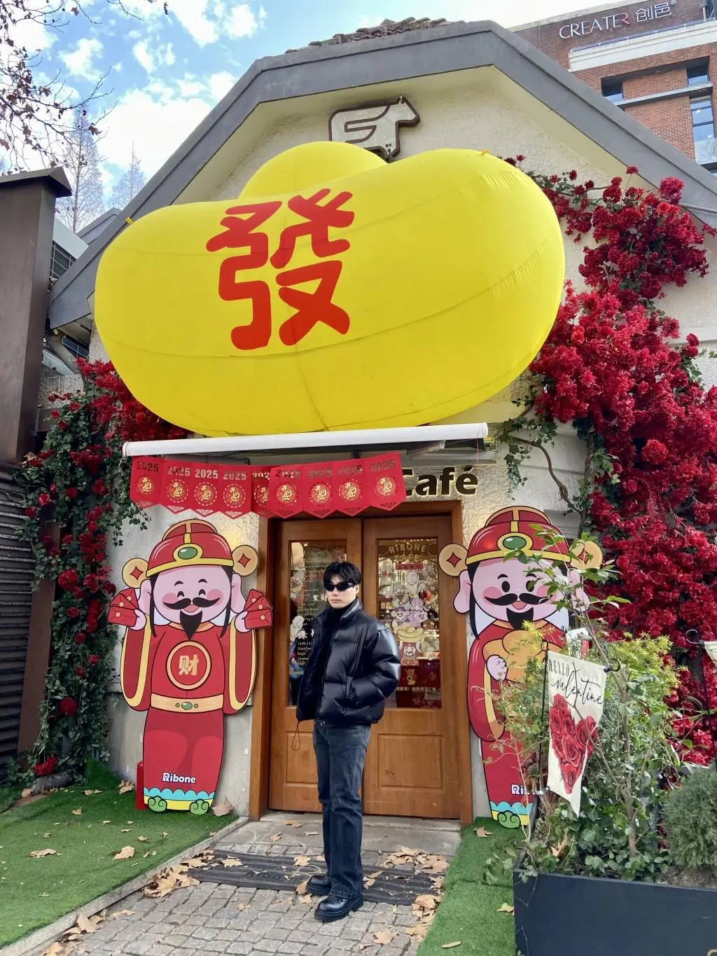 上海愚园路新年装饰惊艳亮相！你准备好迎接这场视觉盛宴了吗？  第3张