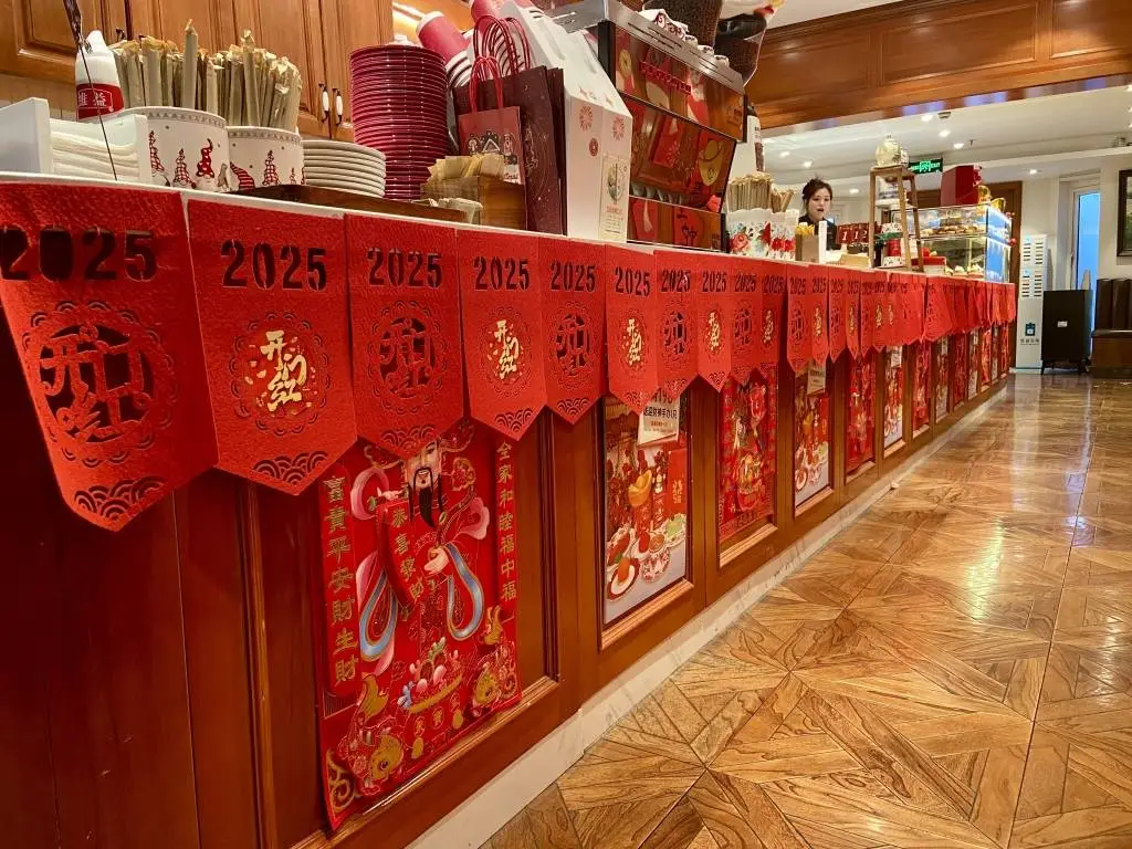 上海愚园路新年装饰惊艳亮相！你准备好迎接这场视觉盛宴了吗？  第4张