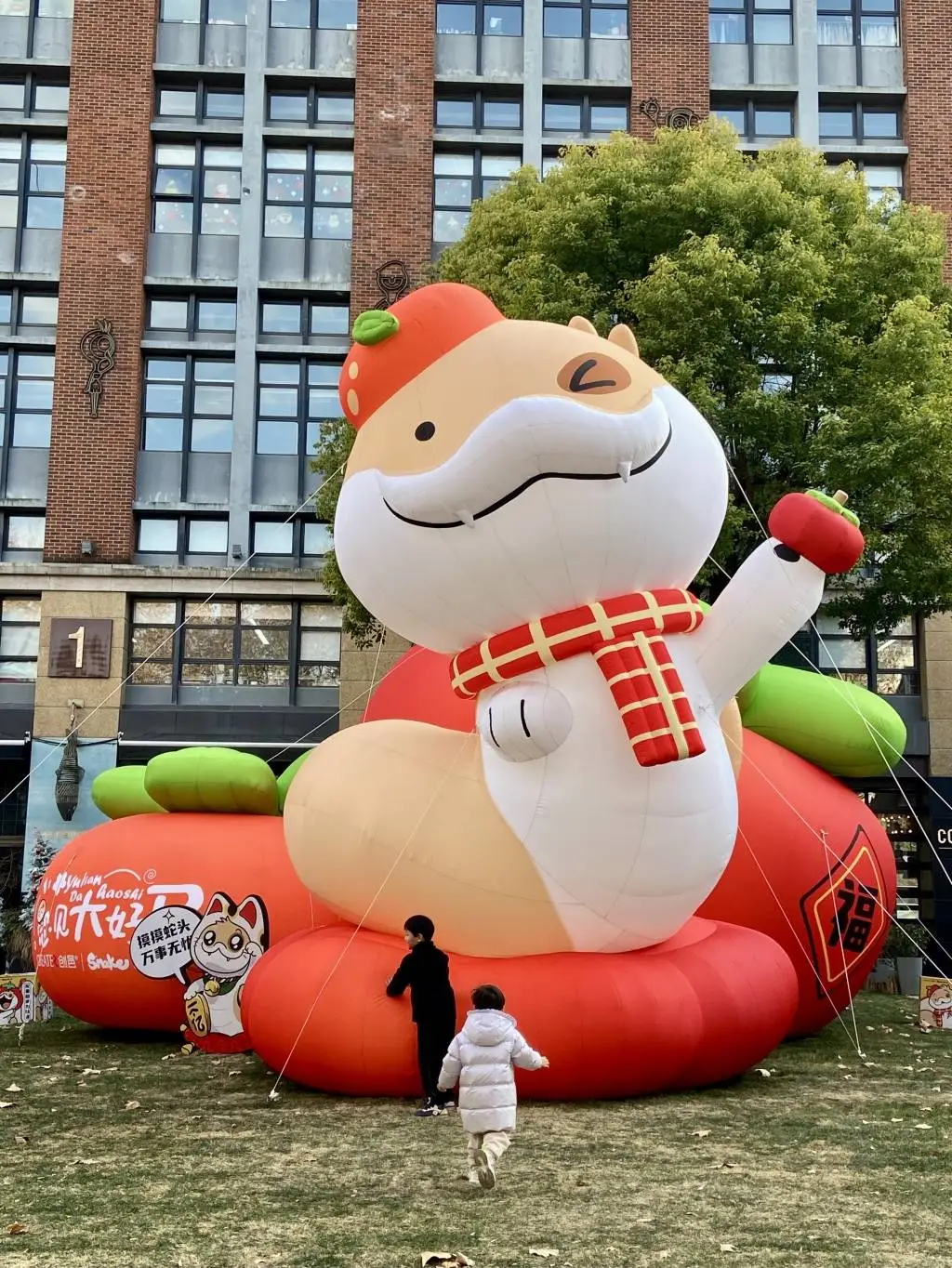 上海愚园路新年装饰惊艳亮相！你准备好迎接这场视觉盛宴了吗？  第5张