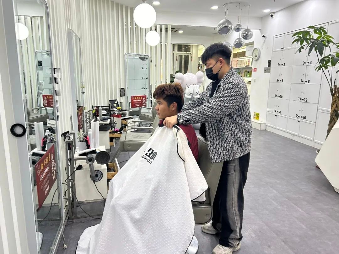 快递员也能享受专业美发服务?长清区2025暖蜂行动启动,松造型美发店送出万元优惠券 第2张 快递员也能享受专业美发服务?长清区2025暖蜂行动启动,松造型美发店送出万元优惠券 第2张