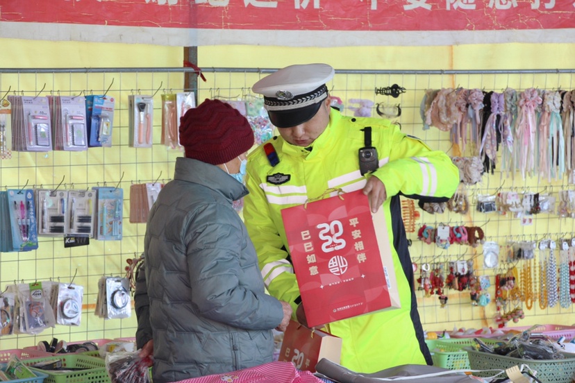 年货街上的安全守护者：交警如何让我们的春节更平安？  第2张