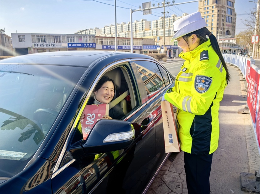 年货街上的安全守护者：交警如何让我们的春节更平安？  第3张