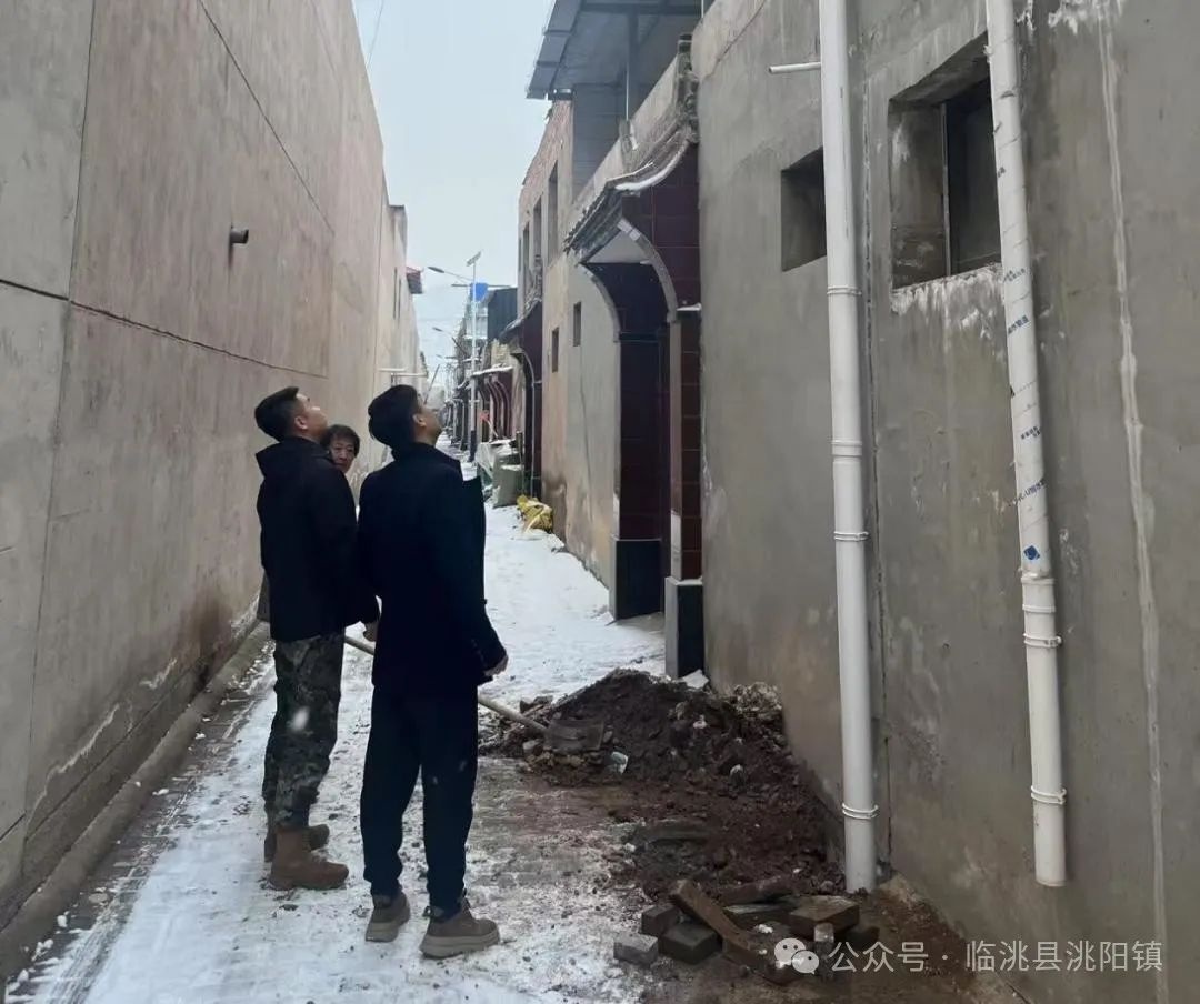 貂蝉路148号的房檐滴水竟引发邻里大战！社区调解能否化解这场危机？  第3张