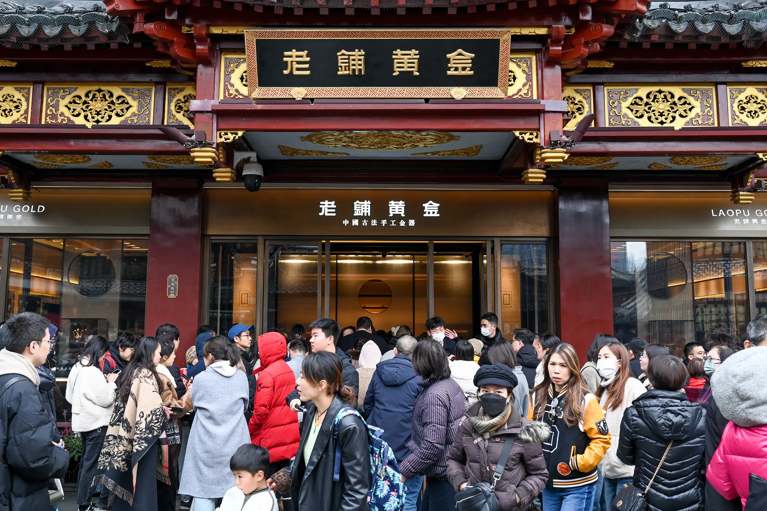 老铺黄金上海豫园店为何引发万人排队抢购？限购政策背后隐藏了什么秘密