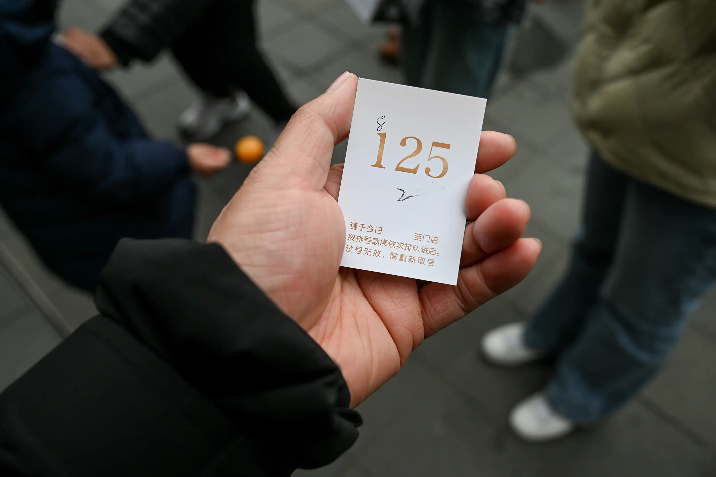 老铺黄金上海豫园店为何引发万人排队抢购？限购政策背后隐藏了什么秘密  第3张