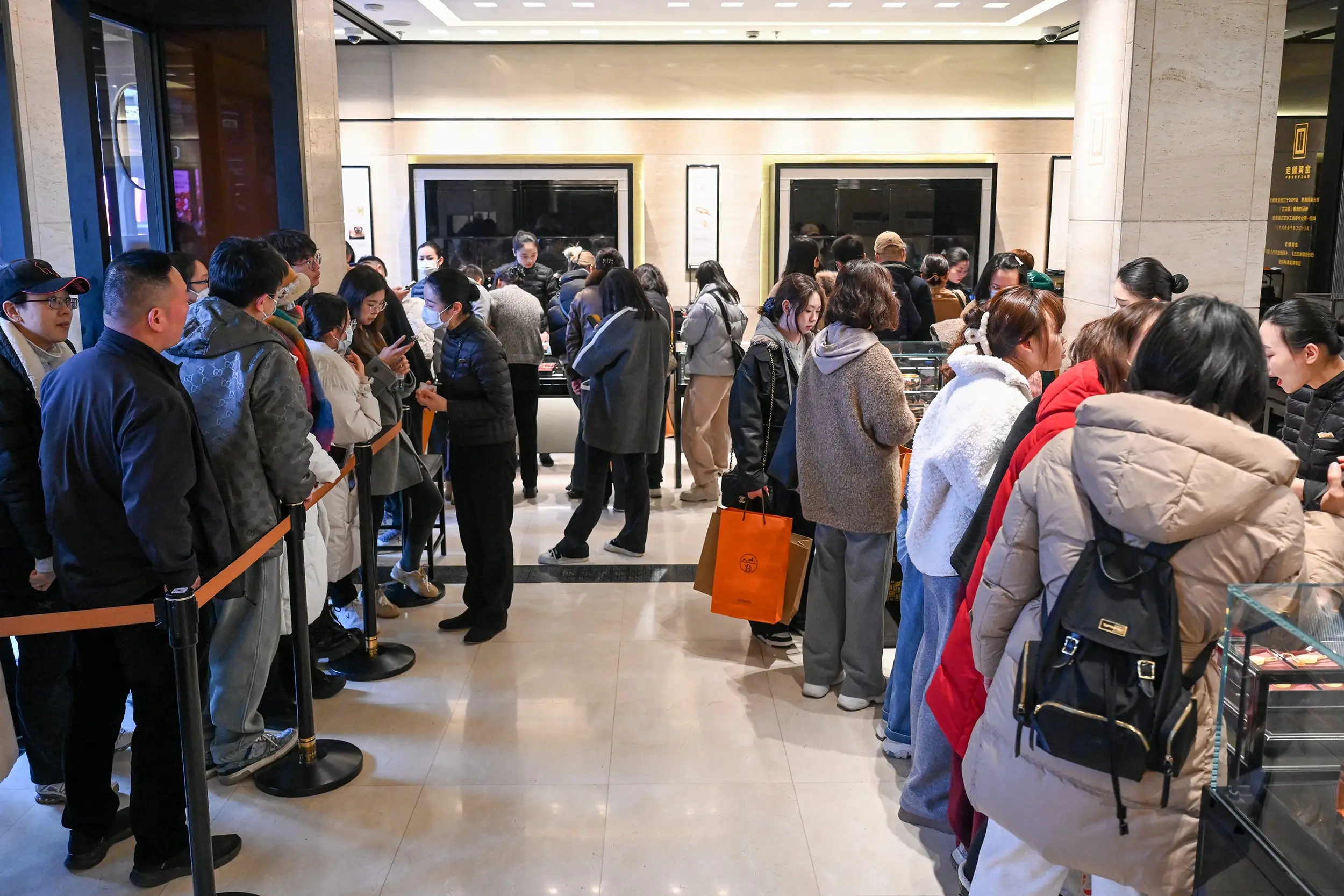 老铺黄金上海豫园店为何引发万人排队抢购？限购政策背后隐藏了什么秘密  第4张