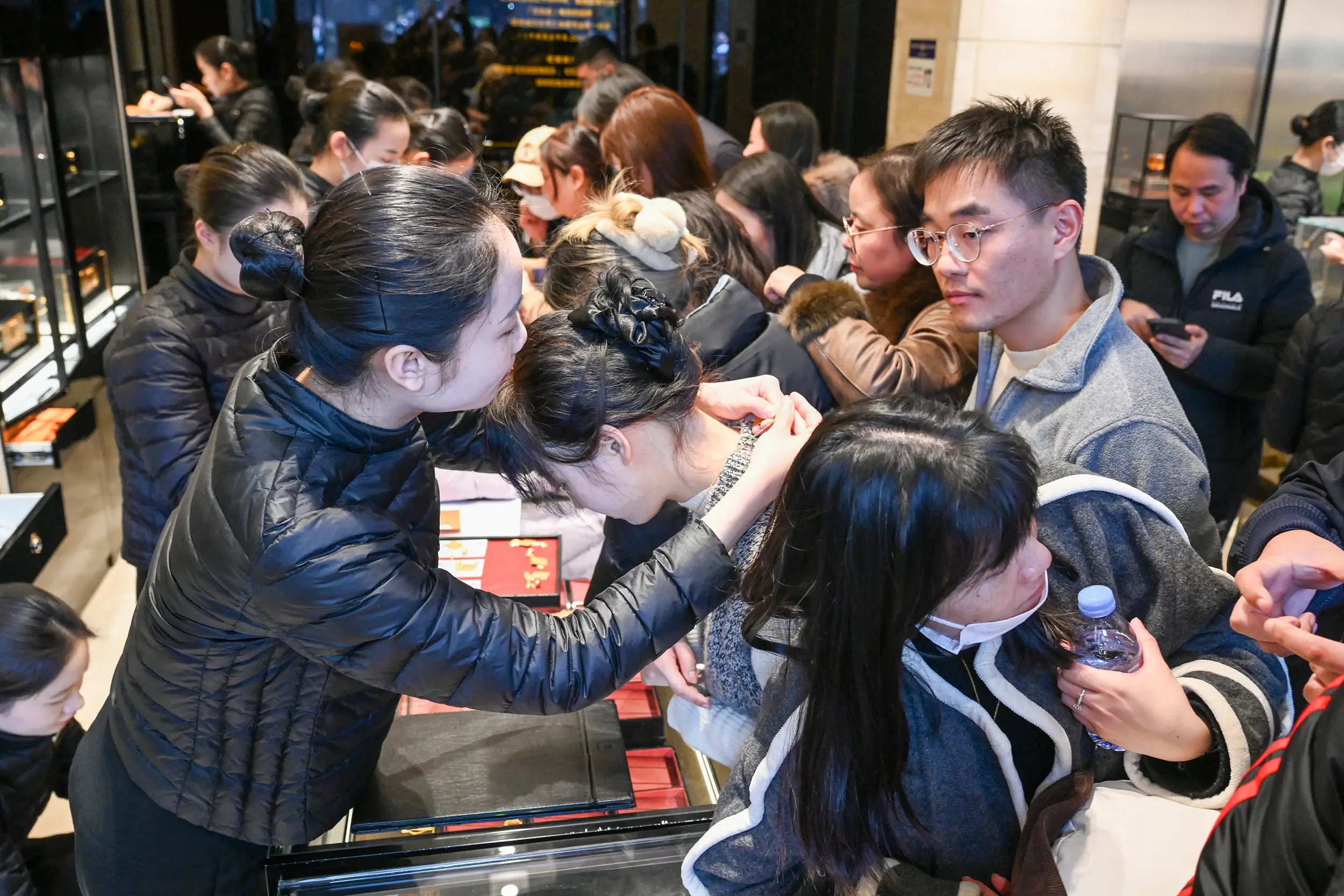 老铺黄金上海豫园店为何引发万人排队抢购？限购政策背后隐藏了什么秘密  第5张