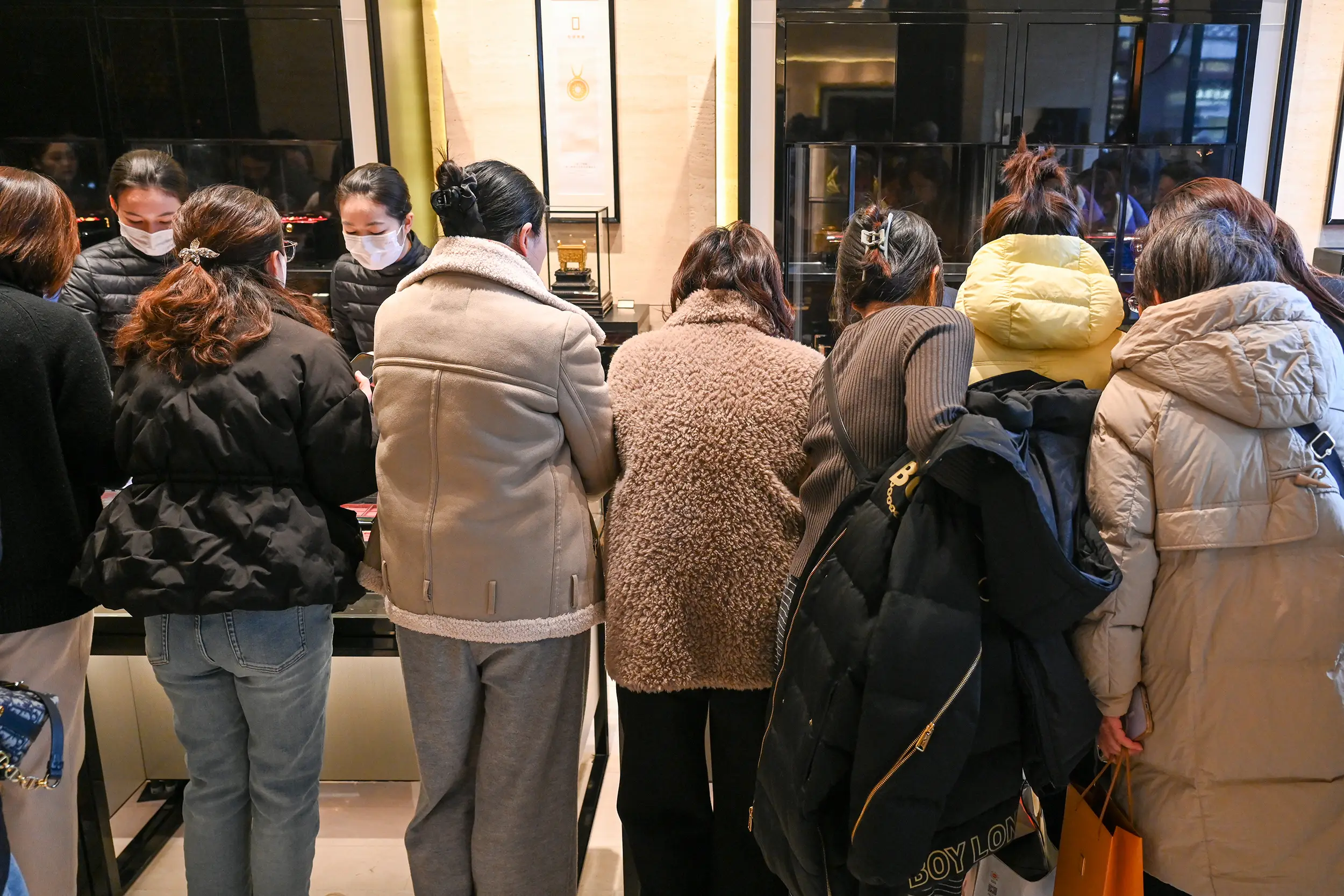 老铺黄金上海豫园店为何引发万人排队抢购？限购政策背后隐藏了什么秘密  第6张